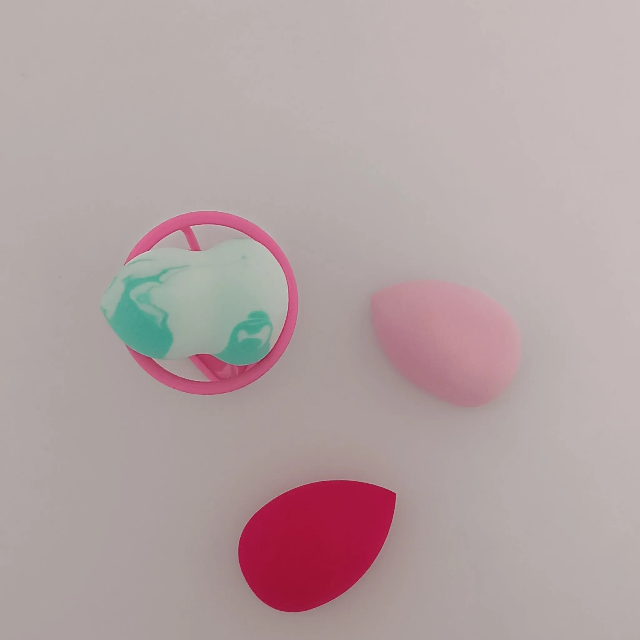 Beauty Blender Makeup Sponge - Flawless, Streak-Free Application for Every Look